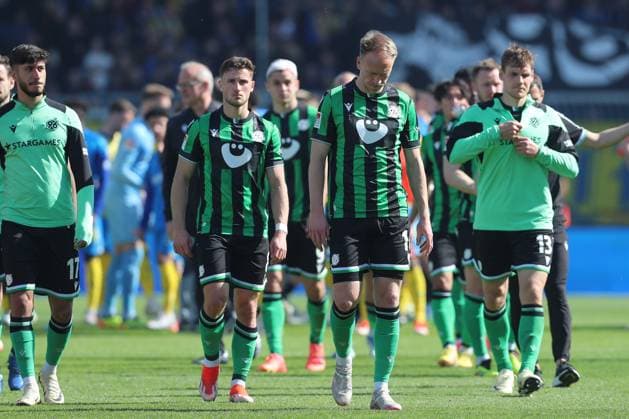 14.04.2024, xtgx, Fussball 2. Bundesliga, Fussball 2. Bundesliga, Eintracht Braunschweig - Hannover 96 emspor, v.l. Enzo Leopold (Hannover, 8), Havard Nielsen (Hannover, 1) enttaeuscht, schaut enttaeuscht, niedergeschlagen, disappointed (DFL DFB REGULATIONS PROHIBIT ANY USE OF PHOTOGRAPHS as IMAGE SEQUENCES and or QUASI-VIDEO) Braunschweig