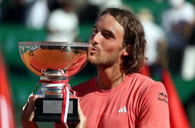 Finale Rolex MOnte-Carlo Masters PHOTOPQR NICE MATIN Jean François Ottonello ; Roquebrune-Cap-Martin ; 14 04 2024 ; Finale Rolex MOnte-Carlo Masters - Stefanos Tsitsipas (GRE en rouge) avec la coupe Roquebrune-Cap-Martin France  Copyright: xPHOTOPQR NICExMATIN MAXPPPxJeanxFrançoisxOttonellox 20240414NIM0070 20240414NIM0070