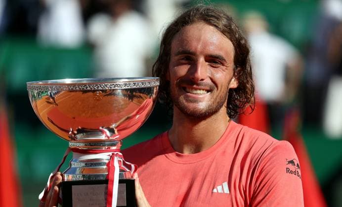 Finale Rolex MOnte-Carlo Masters PHOTOPQR NICE MATIN Jean François Ottonello ; Roquebrune-Cap-Martin ; 14 04 2024 ; Finale Rolex MOnte-Carlo Masters - Stefanos Tsitsipas (GRE en rouge) avec la coupe Roquebrune-Cap-Martin France  Copyright: xPHOTOPQR NICExMATIN MAXPPPxJeanxFrançoisxOttonellox 20240414NIM0072 20240414NIM0072