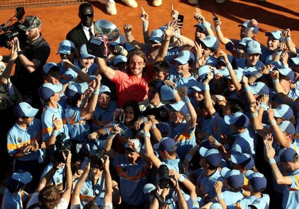 Finale Rolex MOnte-Carlo Masters PHOTOPQR NICE MATIN Jean François Ottonello ; Roquebrune-Cap-Martin ; 14 04 2024 ; Finale Rolex MOnte-Carlo Masters - Stefanos Tsitsipas (GRE en rouge) avec la coupe et les ramasseurs de balles Roquebrune-Cap-Martin France  Copyright: xPHOTOPQR NICExMATIN MAXPPPxJeanxFrançoisxOttonellox 20240414NIM0078 20240414NIM0078