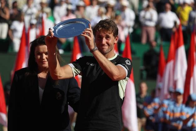 Finale Rolex MOnte-Carlo Masters PHOTOPQR NICE MATIN Jean François Ottonello ; Roquebrune-Cap-Martin ; 14 04 2024 ; Finale Rolex MOnte-Carlo Masters - Casper Ruud (NOR en noir) et son trophee Roquebrune-Cap-Martin France  Copyright: xPHOTOPQR NICExMATIN MAXPPPxJeanxFrançoisxOttonellox 20240414NIM0087 20240414NIM0087