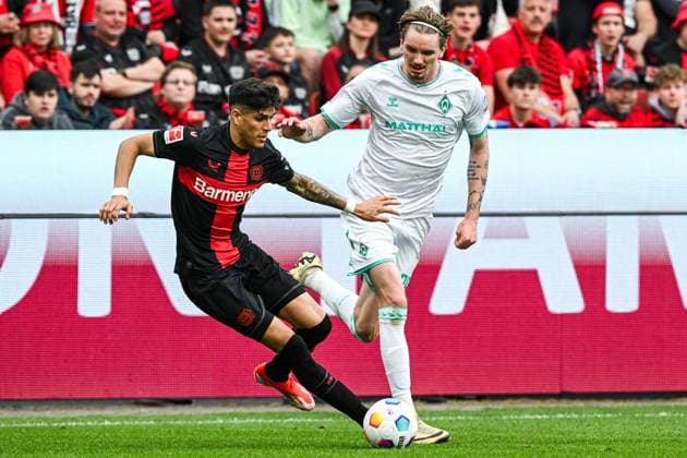 LEVERKUSEN - (l-r) Piero Hincapie of Bayer 04 Leverkusen, Nick Woltemade of SV Werder Bremen during the Bundesliga match between Bayer 04 Leverkusen and Werder Bremen at the Bay Arena on April 14, 2024 in Leverkusen, Germany. ANP Hollandse Hoogte Bundesliga 2023 24 xVIxANPxSportx xGerritxvanxKeulenxIVx 496019143 originalFilename: 496019143.jpg