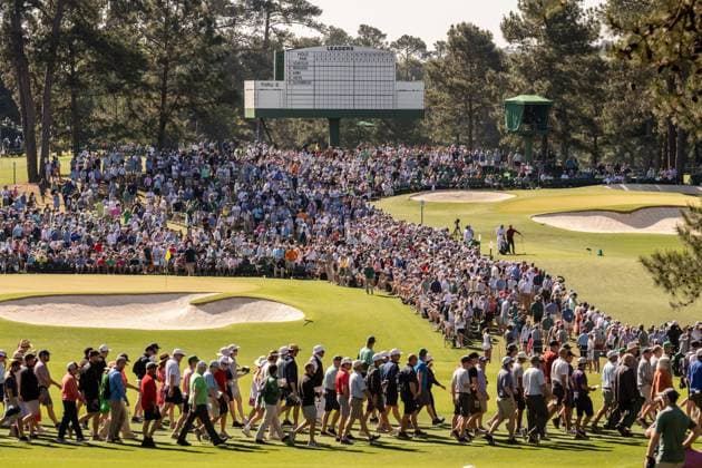 240414 Patrons following Tiger Woods of the United States during the final round of the 2024 Masters Golf Tournament on April 14, 2024 in Augusta. Photo: Petter Arvidson BILDBYRAN kod PA PA0795 bbeng golf masters the masters Augusta us masters publik Copyright: PETTERxARVIDSON BB240414PA051