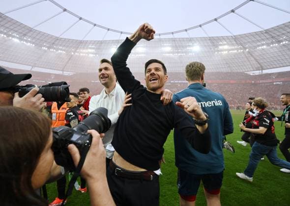 Jubel nach dem Abpfiff Trainer Xabi Alonso (Bayer 04 Leverkusen), Sportdirektor Simon Rolfes (Bayer 04 Leverkusen), v.re. 14.04.2024, Fussball Saison 2023 2024, 1. Bundesliga, 29. Spieltag, Bayer 04 Leverkusen - SV Werder Bremen Leverkusen BayArena Nordrhein Westfalen Deutschland