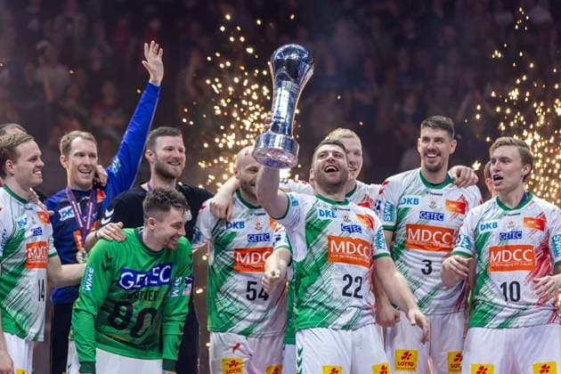 Bilder des Jahres 2024, Sport 04 April Sport Themen der Woche KW15 Sport Bilder des Tages Handball I Herren I DHB-Pokal I Saison 2023-2024 I Finale I SC Magdeburg - MT Melsungen I 14.04.2024 Lukas Mertens (22, SC Magdeburg) mit Pokal Köln Lanxess Arena NRW Deutschland *** Handball I Men I DHB Cup I Season 2023 2024 I Final I SC Magdeburg MT Melsungen I 14 04 2024 Lukas Mertens 22, SC Magdeburg with trophy Cologne Lanxess Arena NRW Germany Copyright: xLobeca PatrickxSuephkex