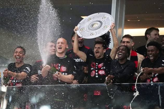 Sport Themen der Woche KW15 Sport Bilder des Tages Fussball, 1 Bundesliga, Saison 2023 2024, Bayer 04 Leverkusen- SV Werder Bremen , 14.04.2024, Bayarena Leverkusen Jonas Hofmann Bayer 04 Leverkusen , Leverkusen Deutscher Meister feier *** Soccer, 1 Bundesliga, Season 2023 2024, Bayer 04 Leverkusen SV Werder Bremen , 14 04 2024, Bayarena Leverkusen Jonas Hofmann Bayer 04 Leverkusen , Leverkusen German Champion celebration