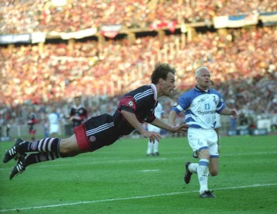 DFB Pokalfinale 1998 FC Bayern München - MSV Duisburg 2:1 am 16.05.1998 in Berlin Christian Nerlinger fliegt durch die Luft, recht Stig Tofting (MSV) *** DFB Cup Final 1998 FC Bayern Munich MSV Duisburg 2 1 on 16 05 1998 in Berlin Christian Nerlinger flies through the air, right Stig Tofting MSV HM
