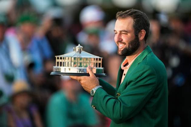 240414 Scottie Scheffler of the United States celebrates with the trophy and his green jacket after winning the 2024 Masters Golf Tournament on April 14, 2024 in Augusta. Photo: Petter Arvidson BILDBYRAN kod PA PA0795 bbeng golf masters the masters augusta us masters jubel Copyright: PETTERxARVIDSON BB240414PA184