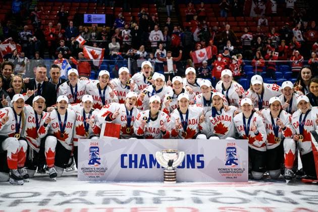 240414 Players and staff of Canada celebrate after the 2024 IIHF Women s World Championship, WM, Weltmeisterschaft final between USA and Canada on April 14, 2024 in Utica. Photo: Aron Broman BILDBYRAN COP 341 AM0053 ishockey Ice hockey, Eishockey vm dam 2024 iihf womens world championship dam vm ishockey vm final usa canada kanada women bbeng jubel Copyright: ARONxBROMAN BB240414AM125