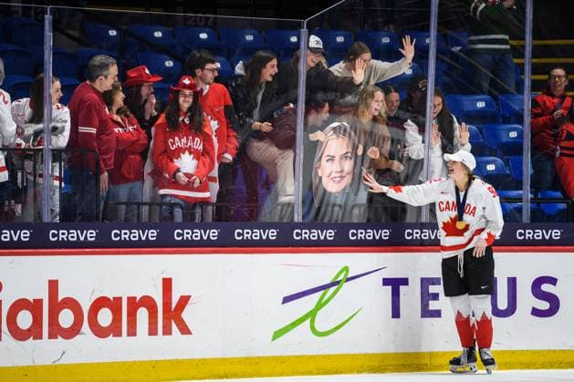 240414 Danielle Serdachny of Canada celebrates with fans after the 2024 IIHF Women s World Championship, WM, Weltmeisterschaft final between USA and Canada on April 14, 2024 in Utica. Photo: Aron Broman BILDBYRAN COP 341 AM0053 ishockey Ice hockey, Eishockey vm dam 2024 iihf womens world championship dam vm ishockey vm final usa canada kanada women bbeng jubel publik Copyright: ARONxBROMAN BB240414AM146