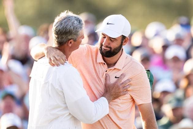 240414 Scottie Scheffler of the United States celebrate with his caddie Ted Scott on the 18th green after winning the final round of the 2024 Masters Golf Tournament on April 14, 2024 in Augusta. Photo: Petter Arvidson BILDBYRAN kod PA PA0795 bbeng golf masters the masters Augusta us masters jubel Copyright: PETTERxARVIDSON BB240414PA214