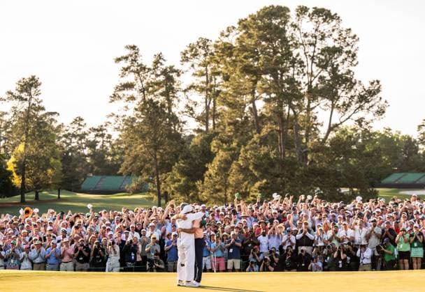 240414 Scottie Scheffler of the United States celebrate with his caddie Ted Scott on the 18th green after winning the final round of the 2024 Masters Golf Tournament on April 14, 2024 in Augusta. Photo: Petter Arvidson BILDBYRAN kod PA PA0795 bbeng golf masters the masters Augusta us masters jubel Copyright: PETTERxARVIDSON BB240414PA219