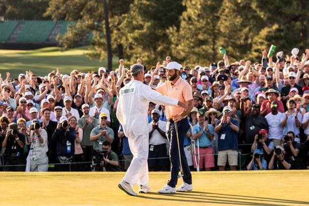 240414 Scottie Scheffler of the United States celebrate with his caddie Ted Scott on the 18th green after winning the final round of the 2024 Masters Golf Tournament on April 14, 2024 in Augusta. Photo: Petter Arvidson BILDBYRAN kod PA PA0795 bbeng golf masters the masters Augusta us masters jubel Copyright: PETTERxARVIDSON BB240414PA217