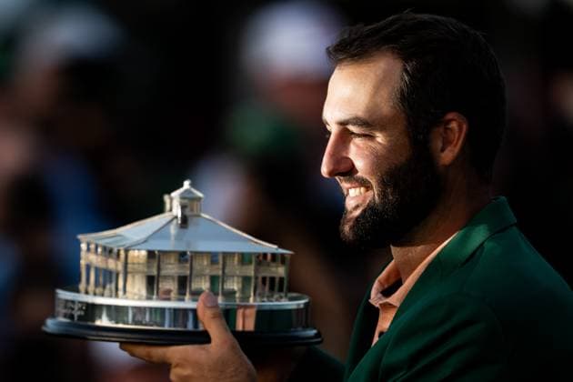 240414 Scottie Scheffler of the United States poses with the trophy and his green jacket after winning the final round of the 2024 Masters Golf Tournament on April 14, 2024 in Augusta. Photo: Petter Arvidson BILDBYRAN kod PA PA0795 bbeng golf masters the masters Augusta us masters jubel Copyright: PETTERxARVIDSON BB240414PA224