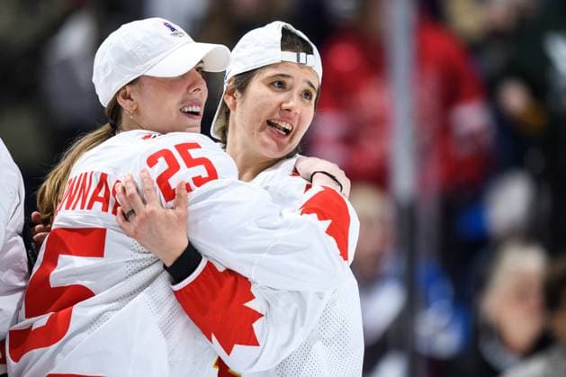 240414 Jaime Bourbonnais and Jamie Lee Rattray of Canada after the 2024 IIHF Women s World Championship, WM, Weltmeisterschaft final between USA and Canada on April 14, 2024 in Utica. Photo: Aron Broman BILDBYRAN COP 341 AM0053 ishockey Ice hockey, Eishockey vm dam 2024 iihf womens world championship dam vm ishockey vm final usa canada kanada women bbeng jubel Copyright: ARONxBROMAN BB240414AM160