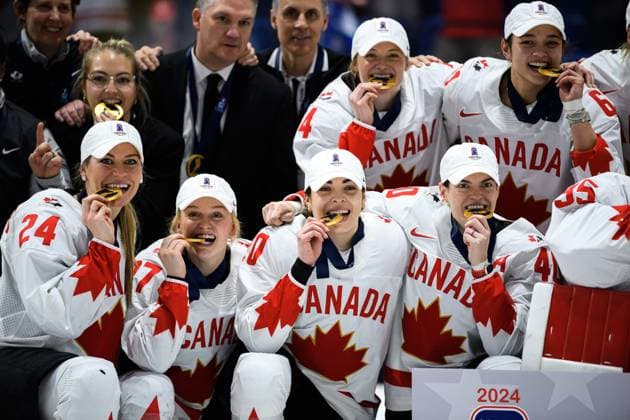 240414 Players of Canada celebrate after the 2024 IIHF Women s World Championship, WM, Weltmeisterschaft final between USA and Canada on April 14, 2024 in Utica. Photo: Aron Broman BILDBYRAN COP 341 AM0053 ishockey Ice hockey, Eishockey vm dam 2024 iihf womens world championship dam vm ishockey vm final usa canada kanada women bbeng jubel Copyright: ARONxBROMAN BB240414AM171