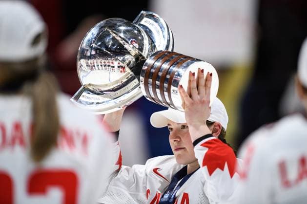 240414 Ella Shelton of Canada celebrates after the 2024 IIHF Women s World Championship, WM, Weltmeisterschaft final between USA and Canada on April 14, 2024 in Utica. Photo: Aron Broman BILDBYRAN COP 341 AM0053 ishockey Ice hockey, Eishockey vm dam 2024 iihf womens world championship dam vm ishockey vm final usa canada kanada women bbeng jubel Copyright: ARONxBROMAN BB240414AM184