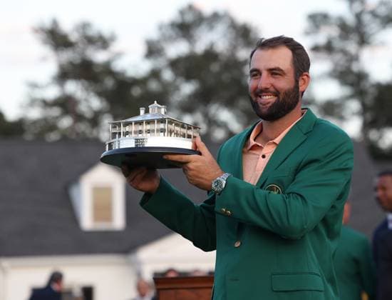 April 15, 2024, Augusta, GA, USA: Scottie Scheffler holds the Masters Champion trophy at Augusta National Golf Club, Sunday, April 14, 2024, in Augusta, Georgia. Augusta USA - ZUMAm67_ 0445512340st Copyright: xJasonxGetzx