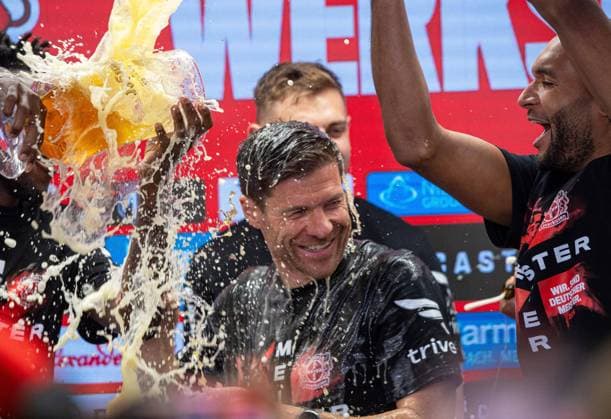 Fussball, Herren, Saison 2023 2024, 1. Bundesliga (29. Spieltag), Bayer 04 Leverkusen - SV Werder Bremen, Leverkusen feiert die Meisterschaft, Trainer Xabi Alonso (Bayer 04 Leverkusen) wird bei der Pressekonferenz mit Bier begossen, Jubel nach dem Abpfiff, 14.04.2024, Copyright: xSebastianxRäppold MatthiasxKochx