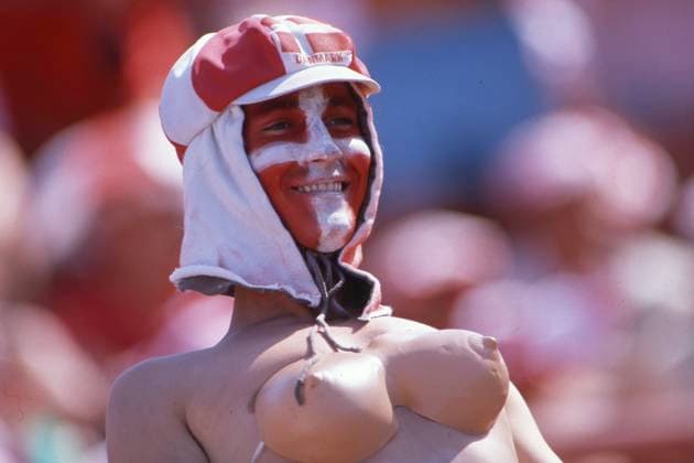 Daenischer Fan mit Plastikbruesten und Schminke in den Farben der daenischen Flagge rot und weiss, allgemein, feature, Randmotiv, Symbolfoto Deutschland (GER) - Daenemark (DEN) 2:0 Fussball EM EURO 1988 in Deutschland, 14.06.1988 im Parkstadion Gelsenkirchen, *** Danish fan with plastic breasts and make-up in the colors of the Danish flag red and white, general, feature, border motif, symbol photo Germany GER Denmark DEN 2 0 Football EM EURO 1988 in Germany, 14 06 1988 in the Parkstadion Gelsenkirchen,