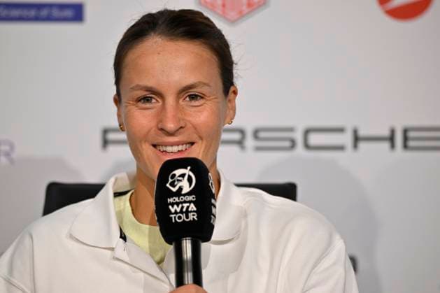 Tatjana Maria (GER) im Interview Mikrofon Mikro Logo WTA, Tennis Damen Tennis Damen Porsche-Cup Porsche Tennis Grand Prix GP Stuttgart 2024 Porsche Arena 15.04.2023 DFL REGULATIONS PROHIBIT ANY USE OF PHOTOGRAPHS AS IMAGE SEQUENCES AND OR QUASI-VIDEO Porsche Tennis Grand Prix GP Stuttgart 2024