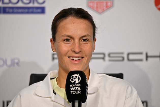 Tatjana Maria (GER) im Interview Mikrofon Mikro Logo WTA, Tennis Damen Tennis Damen Porsche-Cup Porsche Tennis Grand Prix GP Stuttgart 2024 Porsche Arena 15.04.2023 DFL REGULATIONS PROHIBIT ANY USE OF PHOTOGRAPHS AS IMAGE SEQUENCES AND OR QUASI-VIDEO Porsche Tennis Grand Prix GP Stuttgart 2024