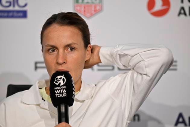 Tatjana Maria (GER) im Interview Mikrofon Mikro Logo WTA, Tennis Damen Tennis Damen Porsche-Cup Porsche Tennis Grand Prix GP Stuttgart 2024 Porsche Arena 15.04.2023 DFL REGULATIONS PROHIBIT ANY USE OF PHOTOGRAPHS AS IMAGE SEQUENCES AND OR QUASI-VIDEO Porsche Tennis Grand Prix GP Stuttgart 2024