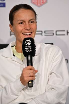 Tatjana Maria (GER) im Interview Mikrofon Mikro Logo WTA, Tennis Damen Tennis Damen Porsche-Cup Porsche Tennis Grand Prix GP Stuttgart 2024 Porsche Arena 15.04.2023 DFL REGULATIONS PROHIBIT ANY USE OF PHOTOGRAPHS AS IMAGE SEQUENCES AND OR QUASI-VIDEO Porsche Tennis Grand Prix GP Stuttgart 2024