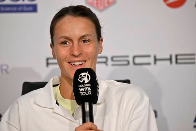 Tatjana Maria (GER) im Interview Mikrofon Mikro Logo WTA, Tennis Damen Tennis Damen Porsche-Cup Porsche Tennis Grand Prix GP Stuttgart 2024 Porsche Arena 15.04.2023 DFL REGULATIONS PROHIBIT ANY USE OF PHOTOGRAPHS AS IMAGE SEQUENCES AND OR QUASI-VIDEO Porsche Tennis Grand Prix GP Stuttgart 2024