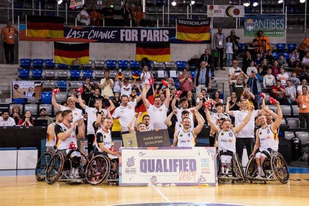 Sport Themen der Woche KW16 Sport Bilder des Tages 2024 IWBF Men’s Repechage: Deutschland - Iran; 15.04.2024 Jubel bei den deutschen Herren, die sich mit dem Sieg gegen den Iran für die Paris 2024 Paralympics qualifiziert haben Mit symbolischer Boardkarte 2024 IWBF Men’s Repechage: Deutschland - Iran; Azur Arena, Antibes *** 2024 IWBF Mens Repechage Germany Iran 15 04 2024 Cheers from the German men who qualified for the Paris 2024 Paralympics by beating Iran With symbolic board card 2024 IWBF Mens Repechage Germany Iran Azur Arena, Antibes Copyright: xBEAUTIFULxSPORTS Wunderlx