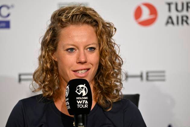 Laura Siegemund (GER) im Interview Mikrofon Mikro Logo WTA, Tennis Damen Tennis Damen Porsche-Cup Porsche Tennis Grand Prix GP Stuttgart 2024 Porsche Arena 15.04.2023 DFL REGULATIONS PROHIBIT ANY USE OF PHOTOGRAPHS AS IMAGE SEQUENCES AND OR QUASI-VIDEO Porsche Tennis Grand Prix GP Stuttgart 2024
