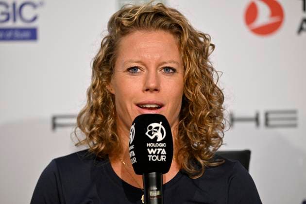 Laura Siegemund (GER) im Interview Mikrofon Mikro Logo WTA, Tennis Damen Tennis Damen Porsche-Cup Porsche Tennis Grand Prix GP Stuttgart 2024 Porsche Arena 15.04.2023 DFL REGULATIONS PROHIBIT ANY USE OF PHOTOGRAPHS AS IMAGE SEQUENCES AND OR QUASI-VIDEO Porsche Tennis Grand Prix GP Stuttgart 2024