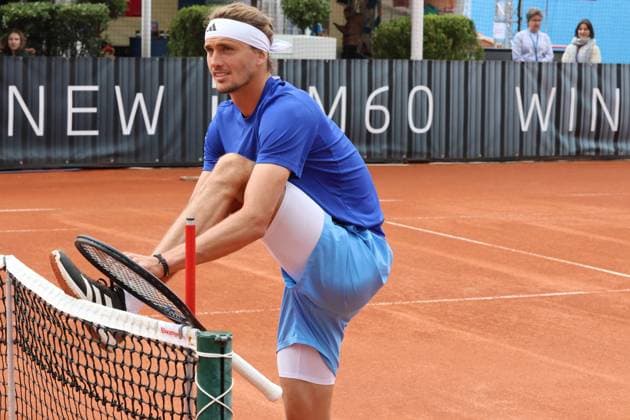 Sport Bilder des Tages Alexander Zverev (GER) schnürt seine Tennisschuhe, Tennis BMW Open 2024 15.04.2004 München FOTO: Mladen Lackovic LakoPress
