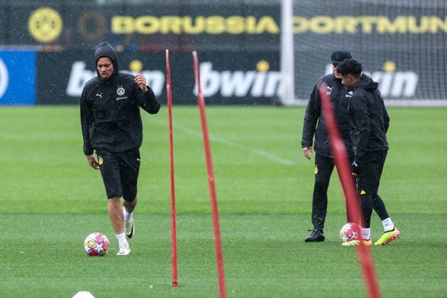 15.04.2024, Fussball, Saison 2023 2024, UEFA Champions League, UCL, Abschlusstraining, Borussia Dortmund - Atletico Madrid, v. l. Felix Nmecha (Borussia Dortmund), Trainer Edin Terzic (Borussia Dortmund), Ian Maatsen (Borussia Dortmund), Dortmund Signal Iduna Park NRW Deutschland xRHR-FOTO DEx Copyright: DennisxEwert RHR-FOTOx RHR-FOTO DE