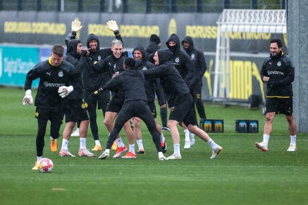 Sport Bilder des Tages 15.04.2024, Fussball, Saison 2023 2024, UEFA Champions League, UCL, Abschlusstraining, Borussia Dortmund - Atletico Madrid, v. l. Torwart Alexander Meyer (Borussia Dortmund), Emre Can (Borussia Dortmund), Torwart Gregor Kobel (Borussia Dortmund), Nico Schlotterbeck (Borussia Dortmund), Youssoufa Moukoko (Borussia Dortmund), Salih Özcan (Borussia Dortmund), Marius Wolf (Borussia Dortmund), Niclas Füllkrug (Borussia Dortmund), Mats Hummels (Borussia Dortmund), Dortmund Signal Iduna Park NRW Deutschland xRHR-FOTO DEx Copyright: DennisxEwert RHR-FOTOx RHR-FOTO DE
