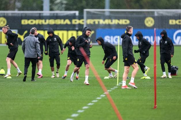 15.04.2024, Fussball, Saison 2023 2024, UEFA Champions League, UCL, Abschlusstraining, Borussia Dortmund - Atletico Madrid, v. l. Marius Wolf (Borussia Dortmund), Julian Ryerson (Borussia Dortmund), Karim Adeyemi (Borussia Dortmund), Salih Özcan (Borussia Dortmund), Emre Can (Borussia Dortmund), Felix Nmecha (Borussia Dortmund), Nico Schlotterbeck (Borussia Dortmund), Ian Maatsen (Borussia Dortmund), Julien Duranville (Borussia Dortmund), Dortmund Signal Iduna Park NRW Deutschland xRHR-FOTO DEx Copyright: DennisxEwert RHR-FOTOx RHR-FOTO DE