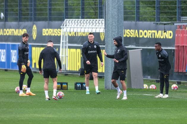 15.04.2024, Fussball, Saison 2023 2024, UEFA Champions League, UCL, Abschlusstraining, Borussia Dortmund - Atletico Madrid, v. l. Torwart Gregor Kobel (Borussia Dortmund), Salih Özcan (Borussia Dortmund), Niklas Süle (Borussia Dortmund), Emre Can (Borussia Dortmund), Youssoufa Moukoko (Borussia Dortmund), Dortmund Signal Iduna Park NRW Deutschland xRHR-FOTO DEx Copyright: DennisxEwert RHR-FOTOx RHR-FOTO DE