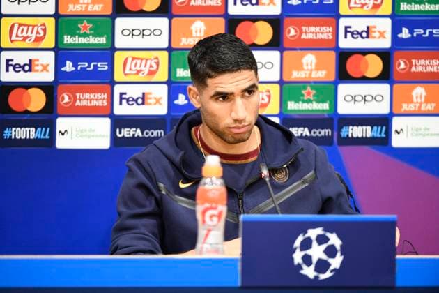 BARCELONA, SPAIN - APRIL 16 : Achraf HAKIMI (PSG) lors de la conference de presse pour le quart de final retour de la Ligue des Champions opposant le FC Barcelona, Barca au Paris Saint Germain le 16 avril 2024 au Estadi Olimpic Lluis Companys a Barcelone, Espagne. FOOTBALL : Entrainement du Paris Saint Germain - Champions League - 15 04 2024 ValentinaClaret Panoramic 