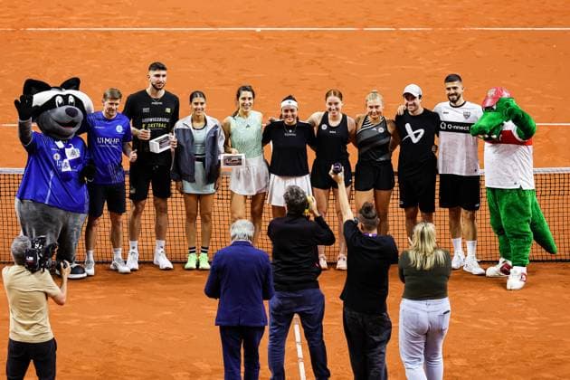 Sport Bilder des Tages Alle Teilnehmer vom Showact (Gruppenfoto) vR. v.L Maskotchen von den Stuttgarte Kickers, Marc Stein Stuttgarter Kickers, Aeneas Jung von den MHP Riesen, Sorana Cirstea, Andrea Petkovic, Ons Jabeur, Ella Seidel, Nastasja Schunk, Fabian Bredlow, VFB Maskotchen GER Porsche Tennis Grand Prix GP Stuttgart 2024, Porsche-Arena, 15.04.2024 GER Porsche Tennis Grand Prix GP Stuttgart 2024 Porsche-Arena, 15.04.2024 Stuttgart Copyright: xEibner-Pressefoto RogerxBuerkex EP