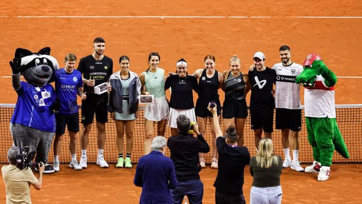Alle Teilnehmer vom Showact (Gruppenfoto) vR. v.L Maskotchen von den Stuttgarte Kickers, Marc Stein Stuttgarter Kickers, Aeneas Jung von den MHP Riesen, Sorana Cirstea, Andrea Petkovic, Ons Jabeur, Ella Seidel, Nastasja Schunk, Fabian Bredlow, VFB Maskotchen GER Porsche Tennis Grand Prix GP Stuttgart 2024, Porsche-Arena, 15.04.2024 GER Porsche Tennis Grand Prix GP Stuttgart 2024 Porsche-Arena, 15.04.2024 Stuttgart Copyright: xEibner-Pressefoto RogerxBuerkex EP