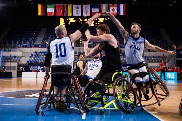 2024 IWBF Men’s Repechage: Italien - Kanda; 15.04.2024 Dimitri Tanghe (Italien, 10), Patrick Anderson (Kanada, 12) im Wurf, Andrea Giaretti (Italien, 8) auf einem Rad im Block 2024 IWBF Men’s Repechage: Italien - Kanda; Azur Arena, Antibes Copyright: xBEAUTIFULxSPORTS Wunderlx