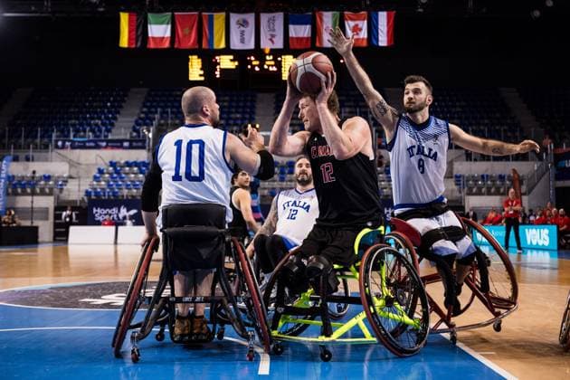 2024 IWBF Men’s Repechage: Italien - Kanda; 15.04.2024 Dimitri Tanghe (Italien, 10), Patrick Anderson (Kanada, 12) im Wurf, Andrea Giaretti (Italien, 8) auf einem Rad im Block 2024 IWBF Men’s Repechage: Italien - Kanda; Azur Arena, Antibes Copyright: xBEAUTIFULxSPORTS Wunderlx