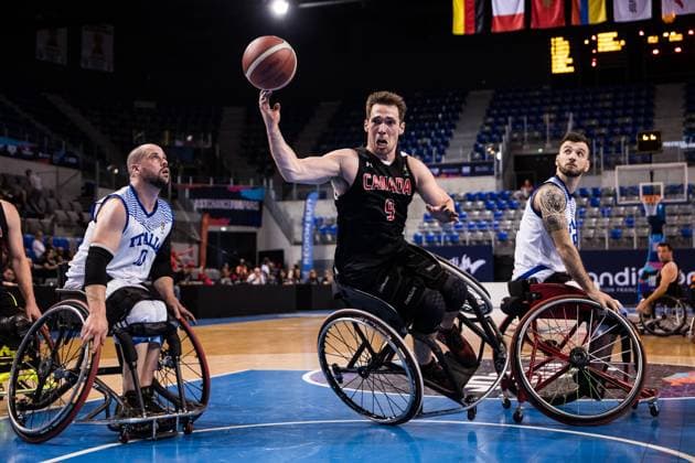 Sport Bilder des Tages 2024 IWBF Men’s Repechage: Italien - Kanda; 15.04.2024 Dimitri Tanghe (Italien, 10), Colin Higgins (Kanada, 9) fliegt im Wurf, Andrea Giaretti (Italien, 8) 2024 IWBF Men’s Repechage: Italien - Kanda; Azur Arena, Antibes Copyright: xBEAUTIFULxSPORTS Wunderlx