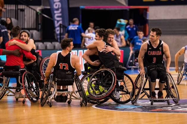2024 IWBF Men’s Repechage: Italien - Kanda; 15.04.2024 Jubel bei den Kanadiern nach dem Sieg gegen Italien Patrick Anderson (Kanada, 12) und Garrett Ostepchuk (Kanada, 5) umarmen sich 2024 IWBF Men’s Repechage: Italien - Kanda; Azur Arena, Antibes Copyright: xBEAUTIFULxSPORTS Wunderlx