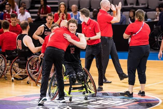2024 IWBF Men’s Repechage: Italien - Kanda; 15.04.2024 Jubel bei den Kanadiern nach dem Sieg gegen Italien Matteo Feriani (Trainer Kanada) umarmt Patrick Anderson (Kanada, 12) 2024 IWBF Men’s Repechage: Italien - Kanda; Azur Arena, Antibes Copyright: xBEAUTIFULxSPORTS Wunderlx