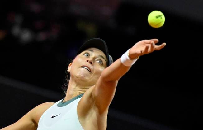 Paula Badosa (ESP) Aktion Aufschlag Tennis Damen Porsche-Cup Porsche Tennis Grand Prix GP Stuttgart 2024 Porsche Arena 15.04.2023 DFL REGULATIONS PROHIBIT ANY USE OF PHOTOGRAPHS AS IMAGE SEQUENCES AND OR QUASI-VIDEO Porsche Tennis Grand Prix GP Stuttgart 2024