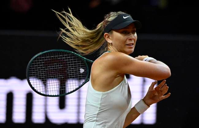 Paula Badosa (ESP) Aktion Tennis Damen Porsche-Cup Porsche Tennis Grand Prix GP Stuttgart 2024 Porsche Arena 15.04.2023 DFL REGULATIONS PROHIBIT ANY USE OF PHOTOGRAPHS AS IMAGE SEQUENCES AND OR QUASI-VIDEO Porsche Tennis Grand Prix GP Stuttgart 2024