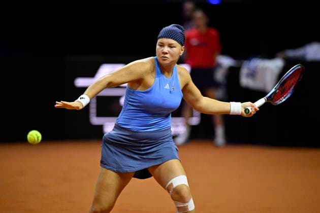 Diana Maximowna Shnaider (RUS) Aktion Tennis Damen Porsche-Cup Porsche Tennis Grand Prix GP Stuttgart 2024 Porsche Arena 15.04.2023 DFL REGULATIONS PROHIBIT ANY USE OF PHOTOGRAPHS AS IMAGE SEQUENCES AND OR QUASI-VIDEO Porsche Tennis Grand Prix GP Stuttgart 2024