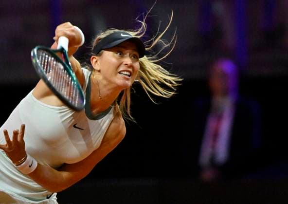 Paula Badosa (ESP) Aktion Aufschlag Tennis Damen Porsche-Cup Porsche Tennis Grand Prix GP Stuttgart 2024 Porsche Arena 15.04.2023 DFL REGULATIONS PROHIBIT ANY USE OF PHOTOGRAPHS AS IMAGE SEQUENCES AND OR QUASI-VIDEO Porsche Tennis Grand Prix GP Stuttgart 2024