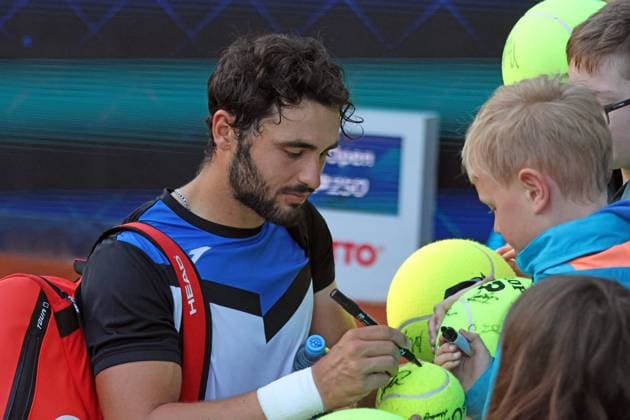 Alejandro Moro Canas (ESP) gibt Autogramme, signiert Bälle, nach seinem Sieg Tennis BMW Open 2024 15.04.2004 München FOTO: Mladen Lackovic LakoPress